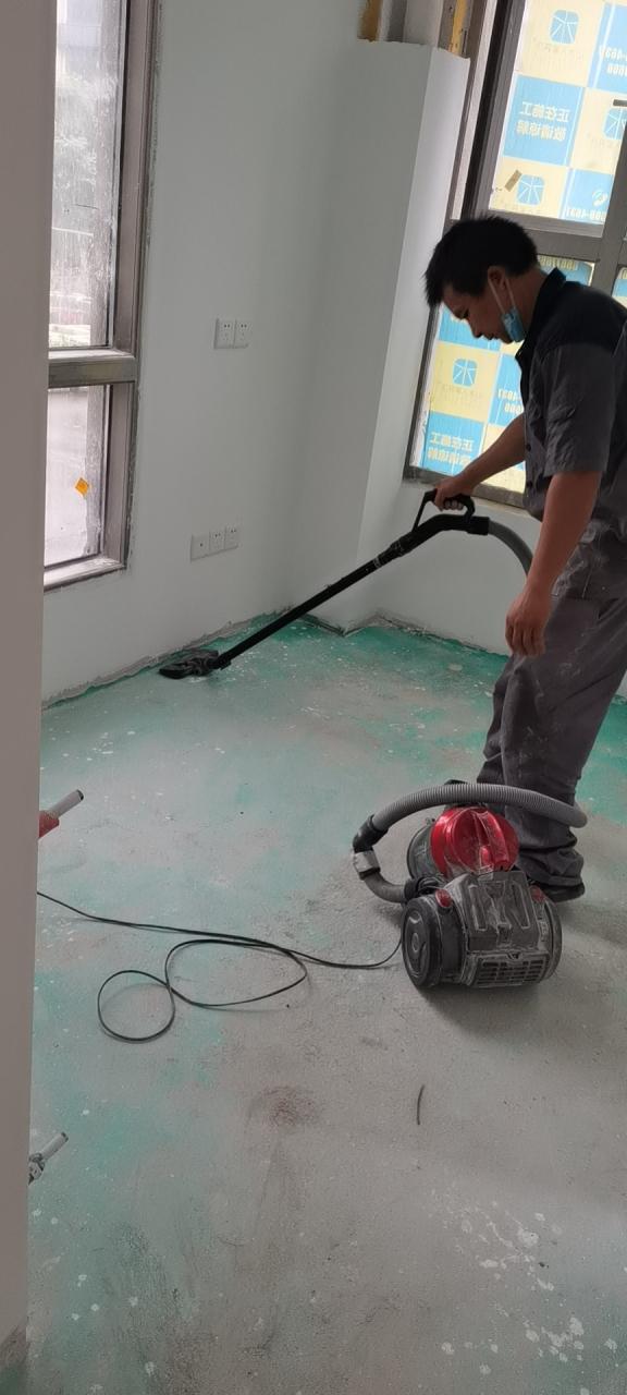 铺地板前，为什么一定要用吸尘器？忽略这步，地板白铺了！