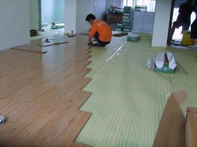 二手房装修不砸地砖，直接在上面铺地板可行吗？详细分析与建议